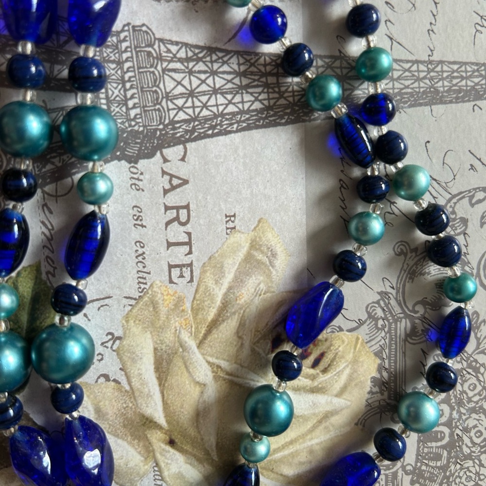 GORGEOUS VINTAGE GLASS + PLASTIC BEADED NECKLACE